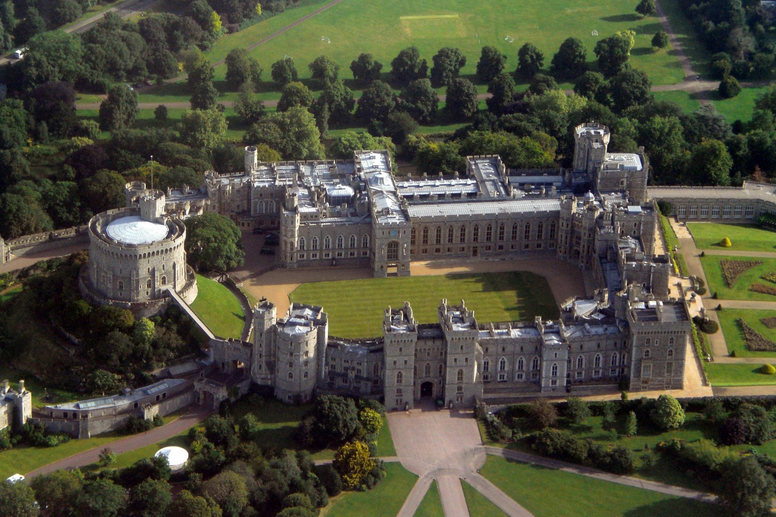 Дворец британии. Виндзорский замок Великобритания Англия. Виндзорский замок (Windsor Castle). Виндзорский замок – резиденция королевы Великобритании.. Windsor Castle , графство Беркшир.